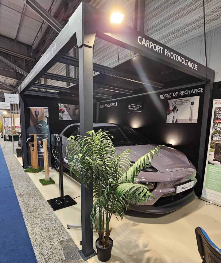 Montage d'abris équipés de panneaux solaires pour voitures