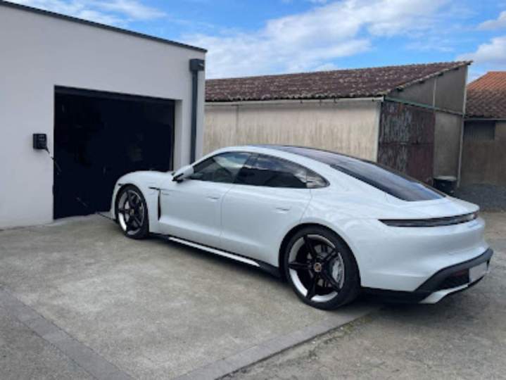 Pose de bornes de recharge pour tous types de voitures électriques