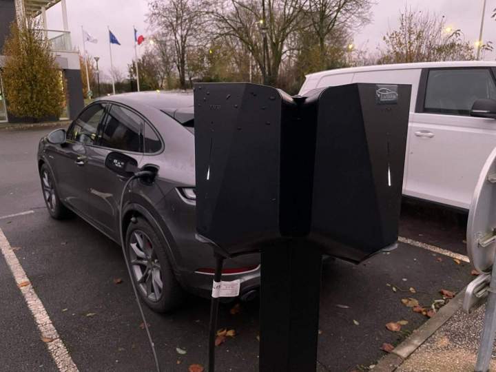 Installation de bornes de recharge adaptées aux véhicules hybrides